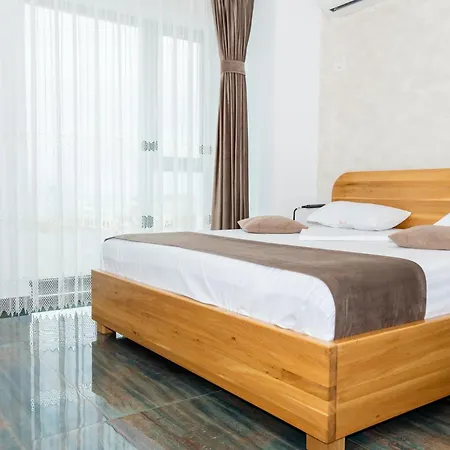 Victor * Mamaia