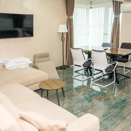 Victor * Mamaia